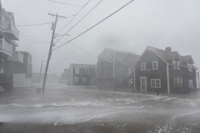 Bom bão tấn công các bang bờ Đông nước Mỹ